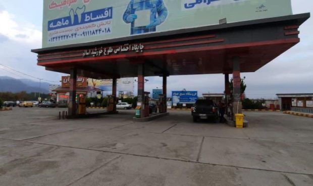 دود غلیظ در کمربندی اسالم بر اثر آتش‌سوزی بنزین نشت‌کرده در جوی آب